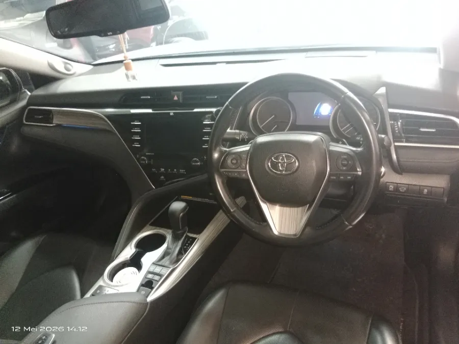 Foto Mobil Bekas Dashboard Toyota Camry 2.5 Hybrid tahun 2020
